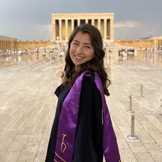 Dkt. Ayşe Nur İşcan — Dil ve konuşma terapisi. Portre fotoğrafı.