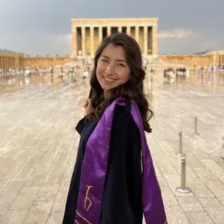 Dkt. Ayşe Nur İşcan — Dil ve konuşma terapisi. Portre fotoğrafı.