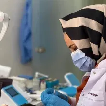 Uzm. Dt. Nurhan Özoğlu — Diş Hekimi, Konya. Portre fotoğrafı.