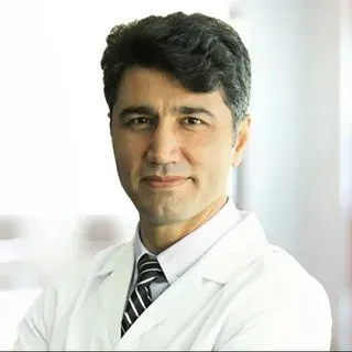 Prof. Dr. Özkan Onuk — Üroloji, İstanbul. Portre fotoğrafı.