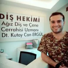 Dr. Dt. Kutay Can Ergül — İstanbul. Portre fotoğrafı.