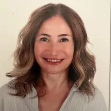 Op. Dr. Emine Deniz Eğrilmez — Göz Hastalıkları, İzmir. Portre fotoğrafı.