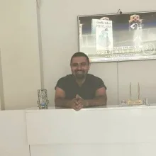 Dt. Emir Çelik — Diş Hekimi, İzmir. Portre fotoğrafı.