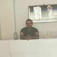Dt. Emir Çelik — Diş Hekimi, İzmir. Portre fotoğrafı.