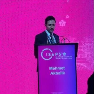 Op. Dr. Mehmet Akbalık — Plastik Rekonstrüktif Ve Estetik Cerrahi, İstanbul. Portre fotoğrafı.