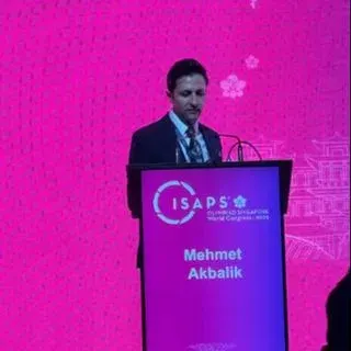 Op. Dr. Mehmet Akbalık — Plastik Rekonstrüktif Ve Estetik Cerrahi, İstanbul. Portre fotoğrafı.