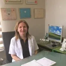 Op. Dr. İnci Karalar — Kadın Hastalıkları Ve Doğum, İstanbul. Portre fotoğrafı.