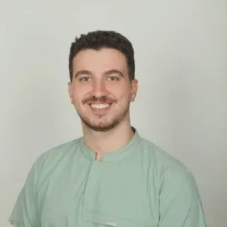 Dt. Mustafa Edip Başdemir — Diş Hekimi, İstanbul. Portre fotoğrafı.