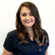 Dr. Dt. Selin Alpağan Özdemir — Ortodonti, Antalya. Portre fotoğrafı.