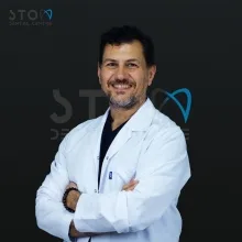 Dr. Dt. Hakan Akman — Antalya. Portre fotoğrafı.