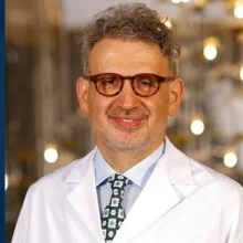 Prof. Dr. Cüneyt Yılmazer — İstanbul. Portre fotoğrafı.