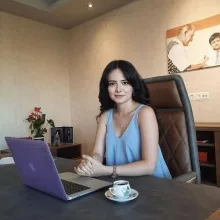 Uzm. Dkt. Elif Güneş Gülsoy — Dil ve Konuşma Terapisi. Portre fotoğrafı.