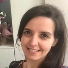 Uzm. Dr. Merve Tsakir Chasan Çaldaş — Psikiyatri, İstanbul. Portre fotoğrafı.