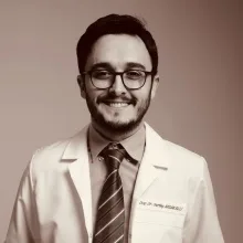 Doç. Dr. Sertaç Aksakallı — Ortodonti, İstanbul. Portre fotoğrafı.