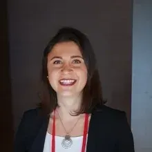 Uzm. Dr. Deniz Yıldız — Çocuk ve Ergen Psikiyatrisi, İstanbul. Portre fotoğrafı.