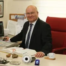Prof. Dr. Ömer Günal — Genel Cerrahi, İstanbul. Portre fotoğrafı.