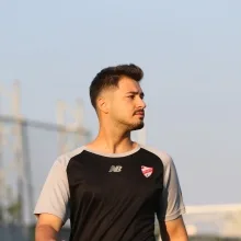 Fzt. Emirhan Okur — Fizyoterapi Ve Rehabilitasyon, İstanbul. Portre fotoğrafı.