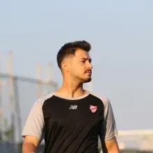 Fzt. Emirhan Okur — Fizyoterapi Ve Rehabilitasyon, İstanbul. Portre fotoğrafı.