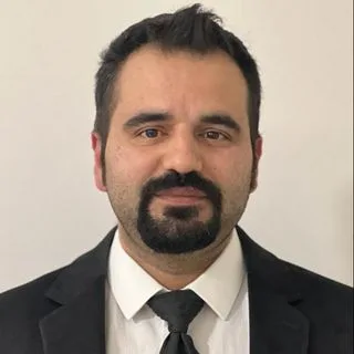 Doç. Dr. Serkan Karaıslı — Genel Cerrahi, İzmir. Portre fotoğrafı.