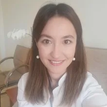 Uzm. Fzt. Ayşe Kayalı Vatansever — Fizyoterapi Ve Rehabilitasyon, İzmir. Portre fotoğrafı.