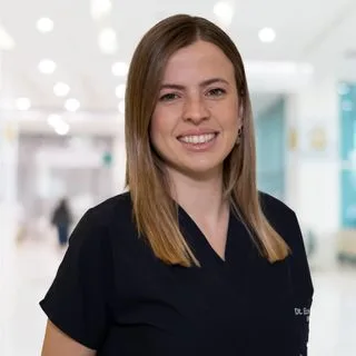 Dr. Dt. Ecem Ağırbaş — İzmir. Portre fotoğrafı.