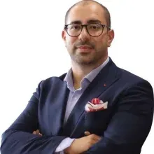 Op. Dr. Alper Mete Uğurlu — Plastik Rekonstrüktif Ve Estetik Cerrahi, İstanbul. Portre fotoğrafı.