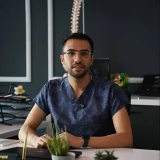 Uzm. Fzt. Fardad Farzin — Fizyoterapi Ve Rehabilitasyon, Ankara. Portre fotoğrafı.