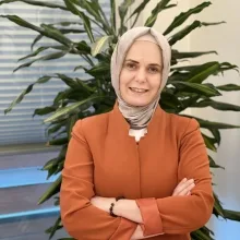 Op. Dr. Hacer Sadıkoğlu — Kadın Hastalıkları Ve Doğum, İstanbul. Portre fotoğrafı.