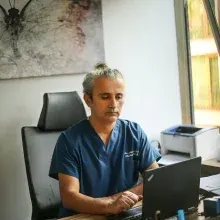 Dr. Merdan Çelik — Sertifikalı Medikal Estetik, İstanbul. Portre fotoğrafı.