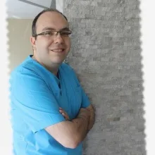 Dt. Serdar Güneysu — Diş Hekimi, Çukurova, Adana. Portre fotoğrafı.