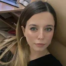 Dyt. Burcu Ciğerli — Diyetisyen. Portre fotoğrafı.
