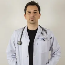 Uzm. Dr. Burak Bursalı — İç Hastalıkları, Aksaray. Portre fotoğrafı.