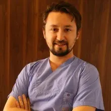 Dr. Yunus Güral — Pratisyen, İstanbul. Portre fotoğrafı.