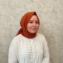 Uzm. Psk. Zeliha Kambur — Psikoloji, İstanbul. Portre fotoğrafı.