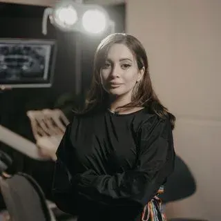 Dt. Anahita Bahar Pers — Diş Hekimi, İstanbul. Portre fotoğrafı.