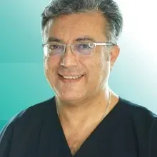 Doç. Dr. Tayfun Türkaslan — Plastik Rekonstrüktif Ve Estetik Cerrahi, İstanbul. Portre fotoğrafı.