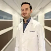 Op. Dr. Cem Kavvasoğlu — Konak, İzmir. Portre fotoğrafı.