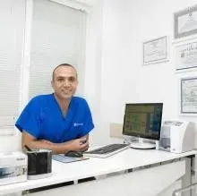 Dt. Emin Altiti — Diş Hekimi, İzmit, Kocaeli. Portre fotoğrafı.