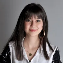 Dyt. Cansu Güvez Özden — Diyetisyen, Uşak. Portre fotoğrafı.
