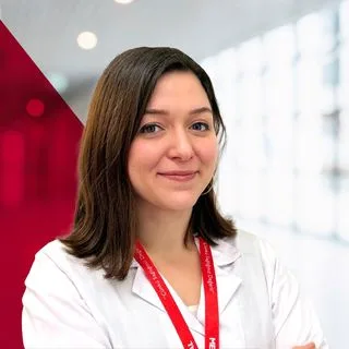 Uzm. Dr. Burcu Ece Kök Özyürek — Çocuk ve Ergen Psikiyatrisi, Ataşehir, İstanbul. Portre fotoğrafı.