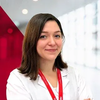 Uzm. Dr. Burcu Ece Kök Özyürek — Çocuk ve Ergen Psikiyatrisi, Ataşehir, İstanbul. Portre fotoğrafı.