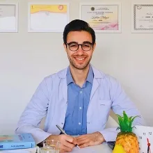 Dyt. Emirhan Bağbek — Diyetisyen. Portre fotoğrafı.
