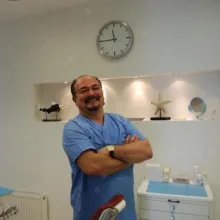 Dt. Hakan Fındık — Diş Hekimi, İstanbul. Portre fotoğrafı.