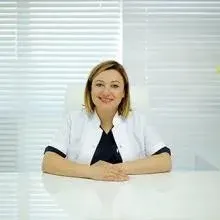 Dt. Yasemin Dolaşık — Diş Hekimi, Antalya. Portre fotoğrafı.