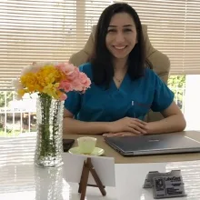 Dt. Burcu Elibol — Diş Hekimi, Adana. Portre fotoğrafı.