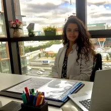 Dyt. Hazel Sarıkaya — Diyetisyen. Portre fotoğrafı.