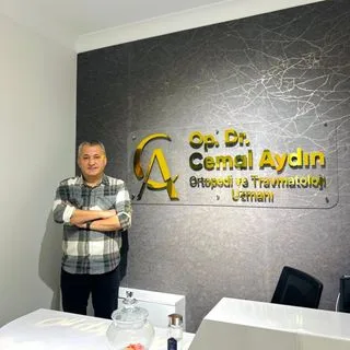 Op. Dr. Cemal Aydın — Ortopedi Ve Travmatoloji. Portre fotoğrafı.