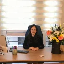 Uzm. Dyt. Ceren Şarahman — Diyetisyen, Balıkesir. Portre fotoğrafı.