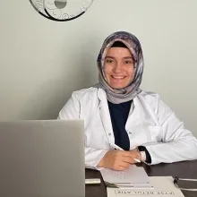 Dr. Ayşe Betül Atik — Antalya. Portre fotoğrafı.