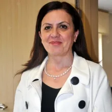 Prof. Dr. Demet Özbabalık Adapınar — Nöroloji, Eskişehir. Portre fotoğrafı.